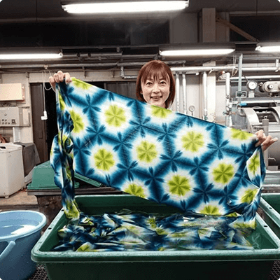 浴衣の反物を染める”雪花絞り”ワークショップが大人気!